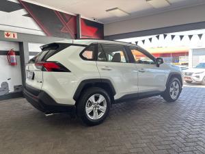 Toyota RAV4 2.0 GX auto - Image 2