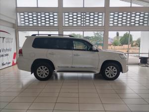 Toyota Land Cruiser 200 V8 4.5D VX-R automatic - Image 3