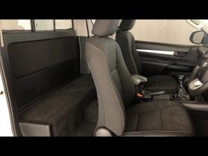 Toyota Hilux 2.4GD-6 Xtra cab Raider manual - Image 12