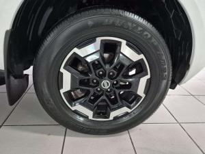 Nissan Navara 2.5DDTI LE/LE Plus automatic D/C - Image 20