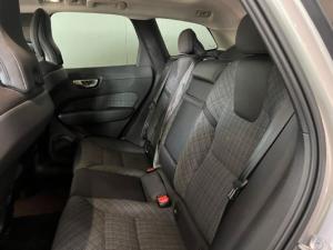 Volvo XC60 B5 AWD Essential - Image 8
