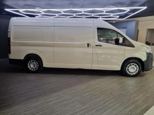 Toyota Quantum 2.8 SLWB panel van - Image 3