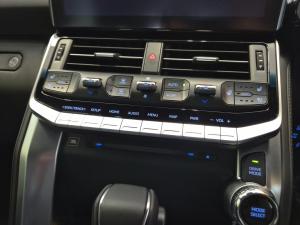 Toyota Land Cruiser 300 3.3D GR-Sport - Image 11