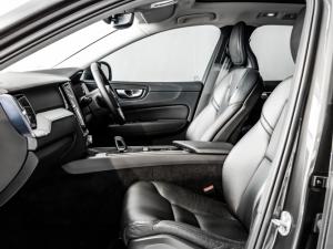 Volvo XC60 B5 AWD Essential - Image 4