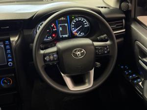 Toyota Fortuner 2.4GD-6 manual - Image 8