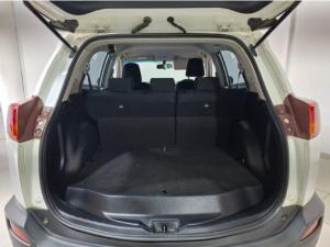 Toyota RAV4 2.2D-4D AWD GX - Image 5