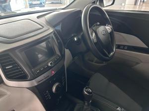 Mahindra XUV300 1.2T W6 - Image 8