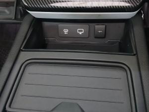 Land Rover Defender 90 D300 X-Dynamic SE - Image 14