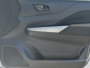 Nissan Navara 2.5D LE 4X2 automatic D/C - Image 11