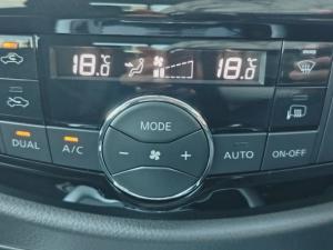 Nissan Navara 2.5D LE 4X2 automatic D/C - Image 15