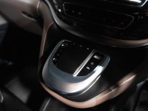 Mercedes-Benz V-Class V300d Avantgarde - Image 23
