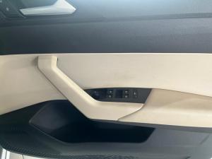 Volkswagen Polo sedan 1.6 manual - Image 9