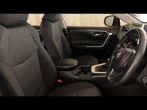 Toyota RAV4 2.0 GX auto - Image 10