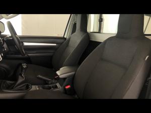 Toyota Hilux 2.4GD-6 single cab 4x4 Raider manual - Image 11