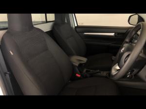 Toyota Hilux 2.4GD-6 single cab 4x4 Raider manual - Image 8