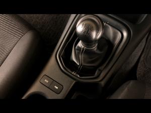 Toyota Hilux 2.4GD-6 single cab 4x4 Raider manual - Image 15