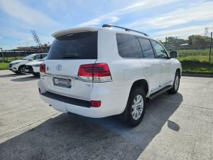 Toyota Land Cruiser 200 4.5D-4D V8 VX-R - Image 2