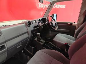 Toyota Land Cruiser 79 2.8 GD-6S/C automatic - Image 7