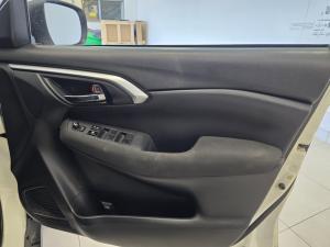 Toyota Urban Cruiser 1.5 XR automatic - Image 8