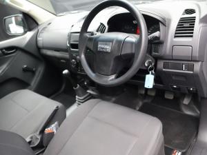 Isuzu D-Max Gen 6 250 single cab Fleetside safety - Image 6