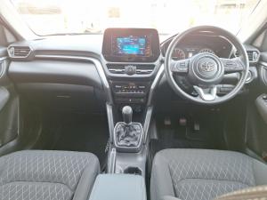 Toyota Urban Cruiser 1.5 XR manual - Image 6