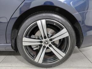 Mercedes-Benz C-Class C220d Avantgarde - Image 20