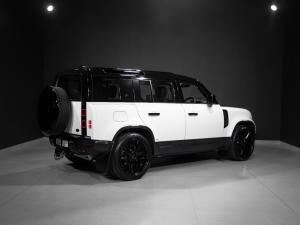 Land Rover Defender 110 D300 SE - Image 22