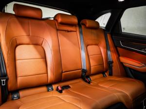 Jaguar F-Pace D200 AWD R-Dynamic SE - Image 9