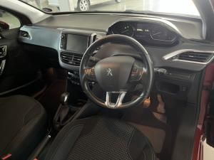 Peugeot 208 1.2T Allure manual - Image 7