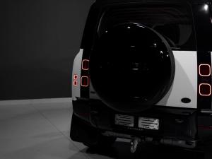 Land Rover Defender 110 D300 SE - Image 24
