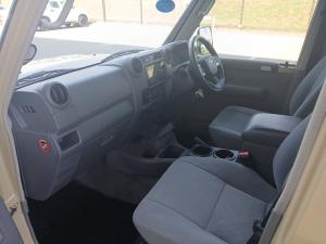 Toyota Land Cruiser 76 4.5D-4D V8 station wagon LX - Image 7