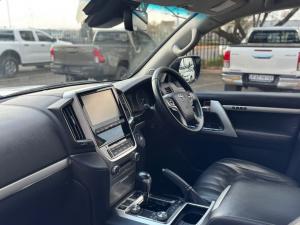 Toyota Land Cruiser 200 4.5D-4D V8 VX-R - Image 7