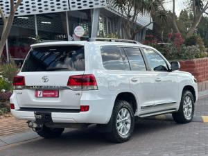 Toyota Land Cruiser 200 4.5D-4D V8 VX-R - Image 2