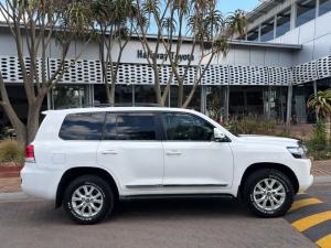 Toyota Land Cruiser 200 4.5D-4D V8 VX-R - Image 3