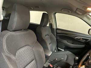 Toyota Urban Cruiser 1.5 XR manual - Image 9