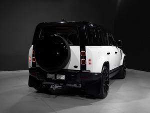 Land Rover Defender 110 D300 SE - Image 23