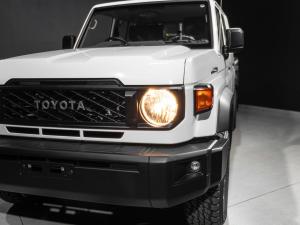 Toyota Land Cruiser 79 4.2D double cab - Image 20