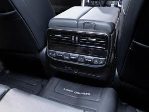 Toyota Land Cruiser 300 3.3D GR-Sport - Image 12