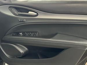 Alfa Romeo Stelvio 2.0T Veloce Q4 - Image 10