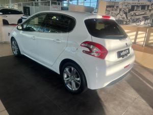 Peugeot 208 5-door 1.6 Allure auto - Image 8