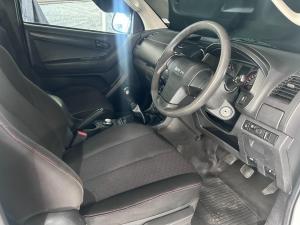 Isuzu D-Max 250 4x4 Hi-Ride - Image 8