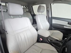 Toyota Hilux 4.0 V6 double cab Raider Dakar edition - Image 12