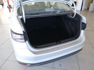 Volkswagen Polo sedan 1.6 manual - Image 12