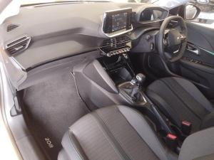 Peugeot 208 1.2T Allure manual - Image 8