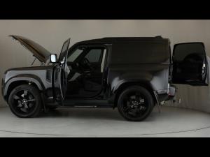 Land Rover Defender 90 D300 X-Dynamic HSE - Image 26