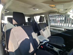 Toyota Hilux 2.4GD-6 double cab 4x4 Raider manual - Image 12