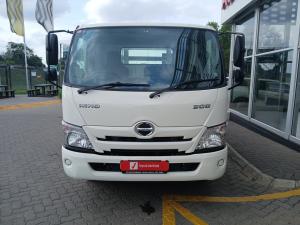 Hino Hino 300 916 LWBChassis Cab - Image 4