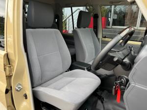 Toyota Land Cruiser 79 2.8GD-6 double cab - Image 13