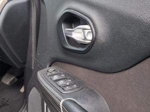 Jeep Cherokee 2.4L Longitude - Image 11