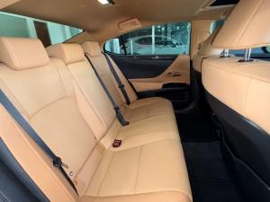 Lexus ES 300h EX - Image 11